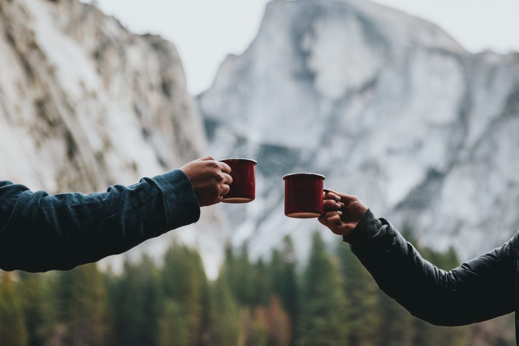 plastic-free body image 4 - two people with tin cups in the mountains